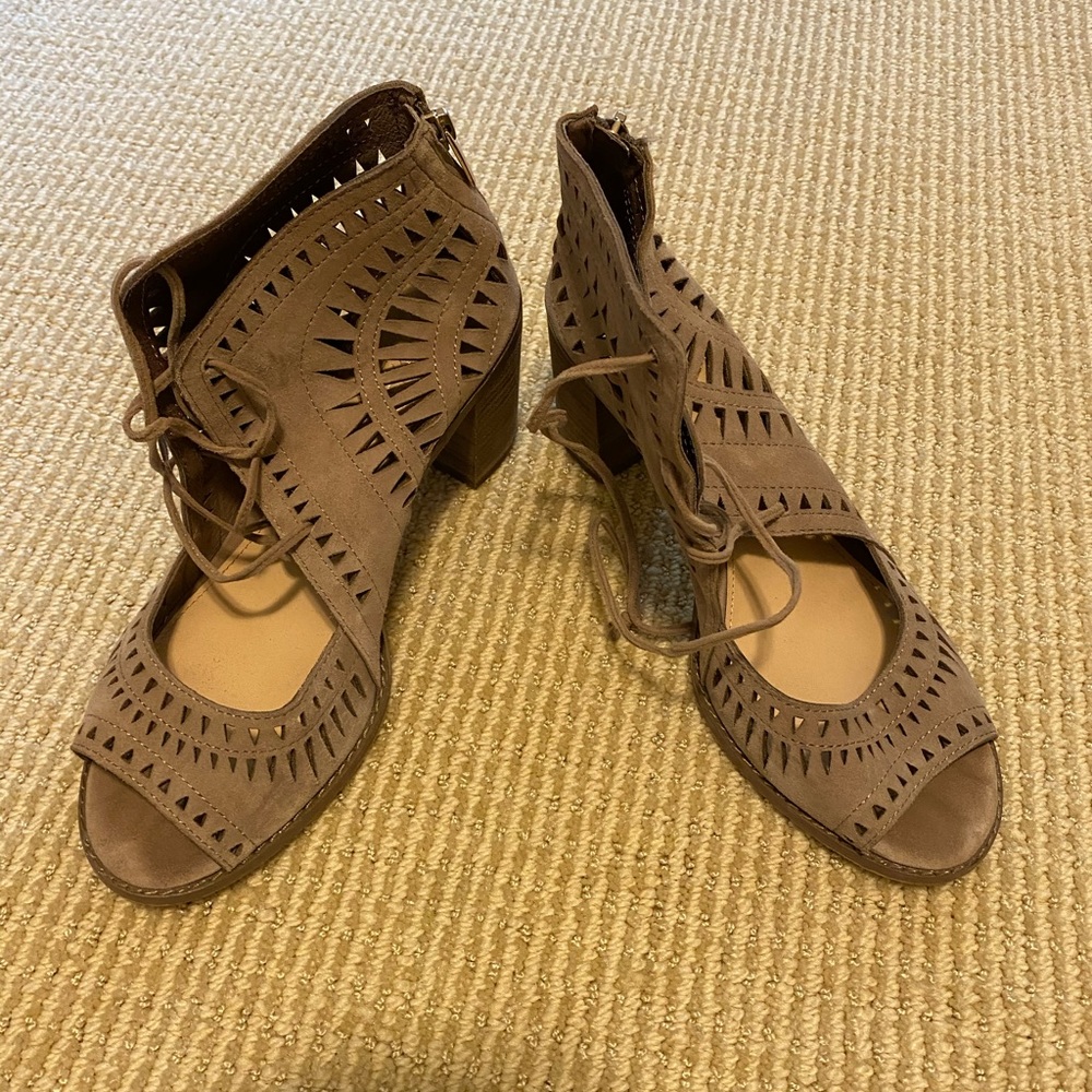 Vince Camuto Tarita Cutout Lace-Up Sandals, sz 9